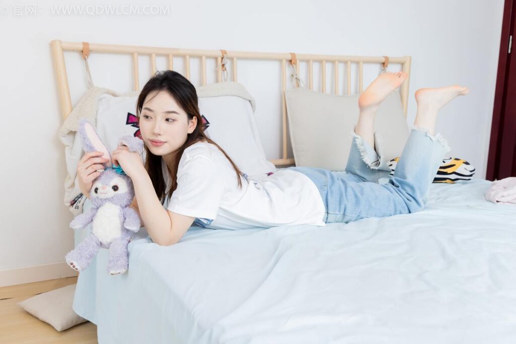 物恋传媒 NO.2390 荔枝-帆布鞋、短白棉袜、裸足[150P/1V/3.66GB]插图1