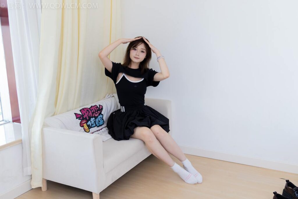 物恋传媒 NO.2392 橙子-皮鞋、白棉袜、裸足[150P/1V/3.45GB]插图3