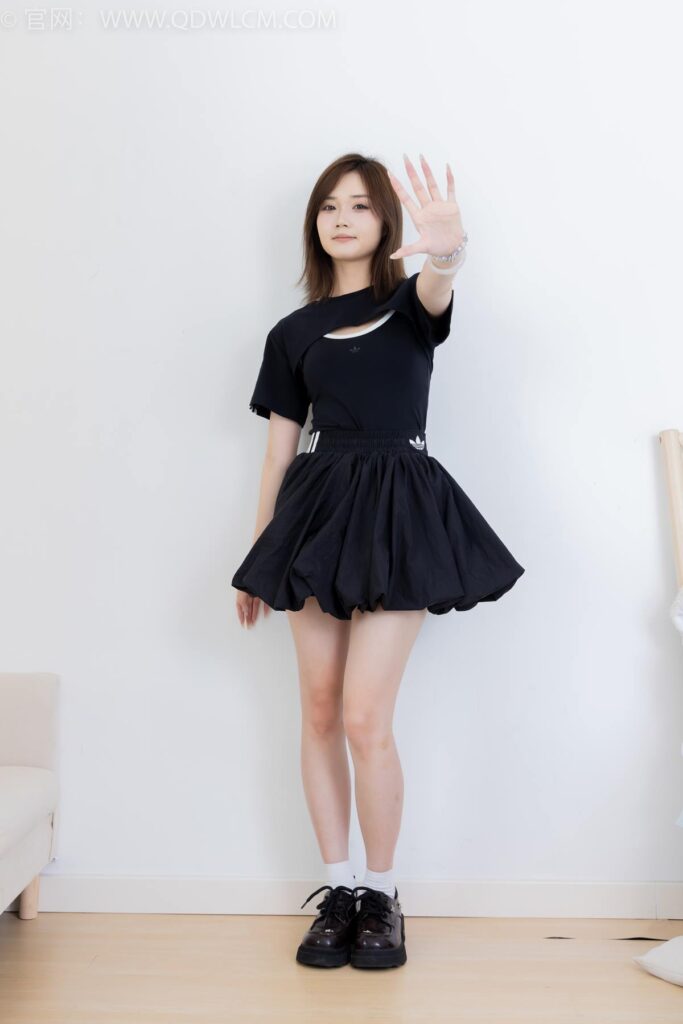 物恋传媒 NO.2392 橙子-皮鞋、白棉袜、裸足[150P/1V/3.45GB]插图2