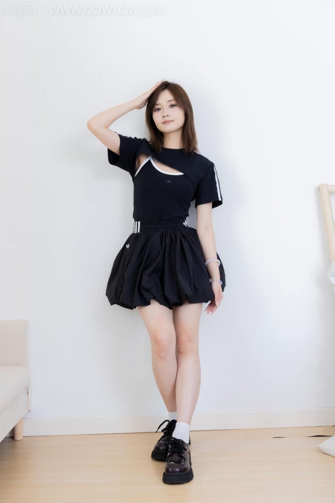 物恋传媒 NO.2392 橙子-皮鞋、白棉袜、裸足[150P/1V/3.45GB]插图1