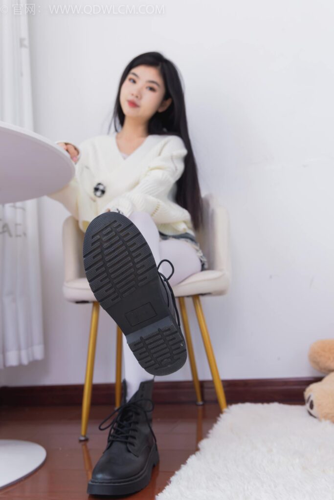 物恋传媒 NO.2396 米米-马丁靴、厚白丝[150P/1V/2.74GB]插图3