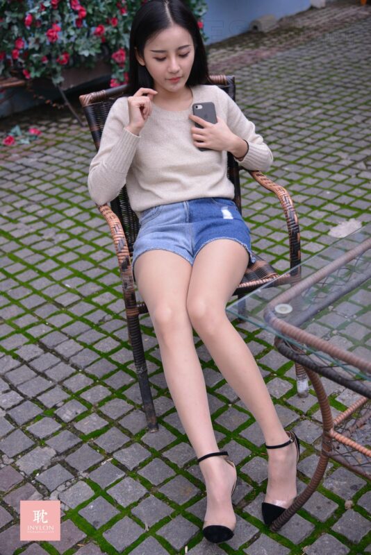 [IESS异思趣向] 普惠集 101 – 诗琪 – 路遇手机上瘾小姐姐 [80P/127MB]-无料摄影圈