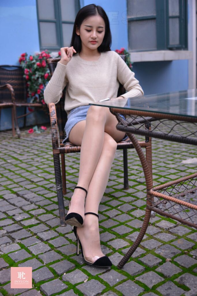 [IESS异思趣向] 普惠集 101 – 诗琪 – 路遇手机上瘾小姐姐 [80P/127MB]插图1