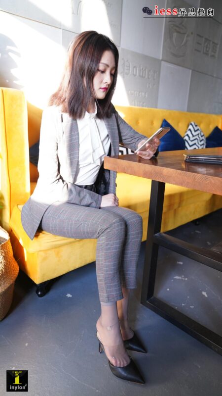 [IESS异思趣向] 普惠集 132-格格 精彩的短灰丝特写 [72P/72.6MB]-无料摄影圈