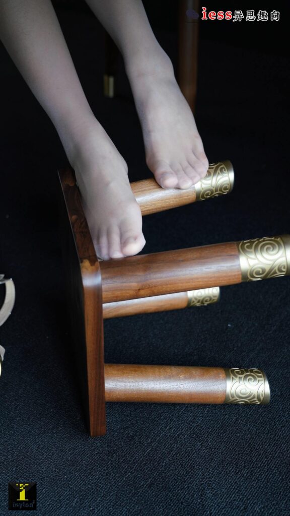 [IESS异思趣向] 普惠集 154 小捷-桌下乾坤 [73P/69.5MB]插图3