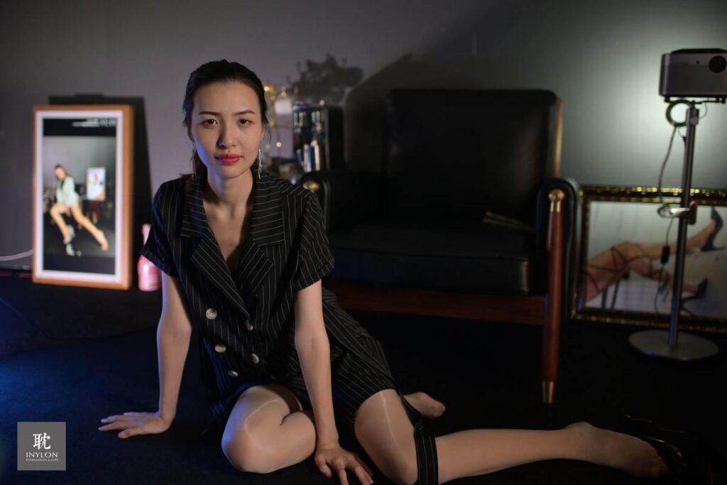 [IESS异思趣向] 普惠集 181-大妞的马油袜II [82P/66MB]插图1