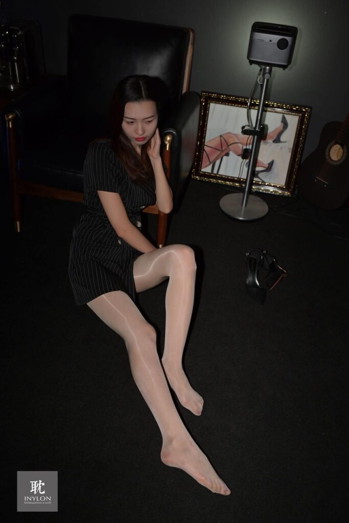 [IESS异思趣向] 普惠集 181-大妞的马油袜II [82P/66MB]插图2