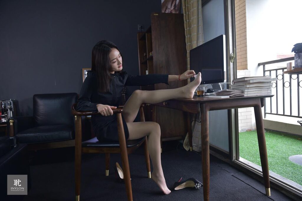 [IESS异思趣向] 普惠集 213 格格的肤色丝袜2 [83P/109MB]插图2