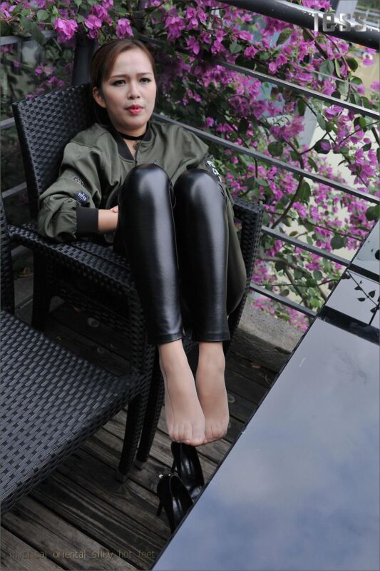 [IESS异思趣向] 2016.10.21 丝足便当021：《紧绷皮裤与顺滑肉丝 2》羊羊 [80P/34MB]-无料摄影圈