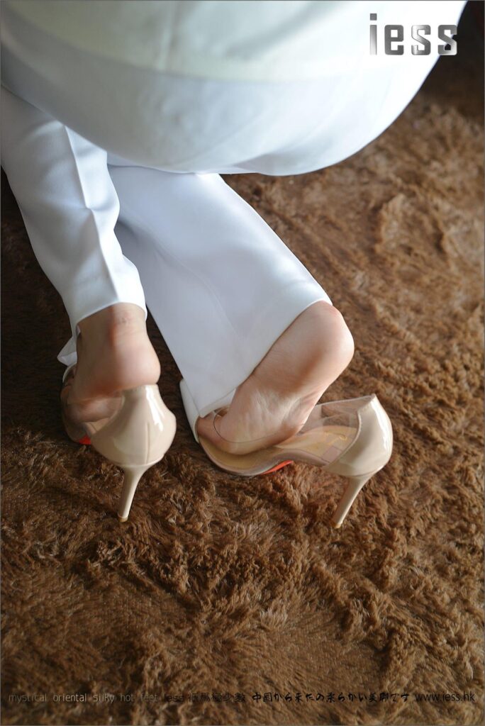 [IESS异思趣向] 2017.01.18 丝足便当058：《典藏-裸足高跟鞋》悬念 [99P/121MB]插图1