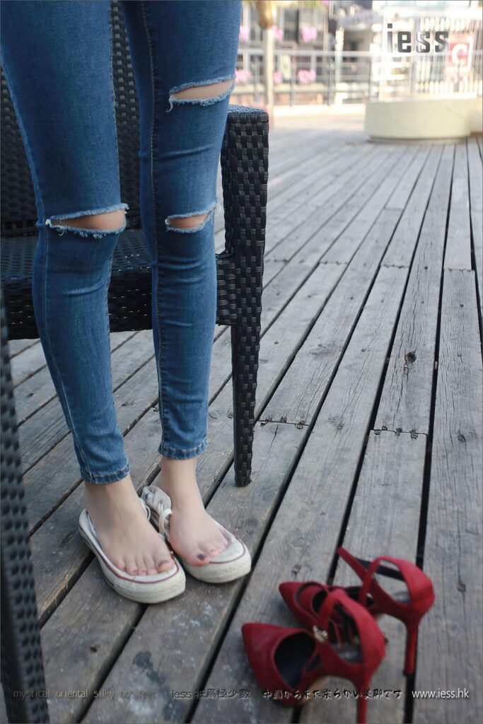 [IESS异思趣向] 2017.04.17 丝足便当102：《仙女牌牛仔裤与高跟肉丝》佳爷 [99P/146MB]插图2