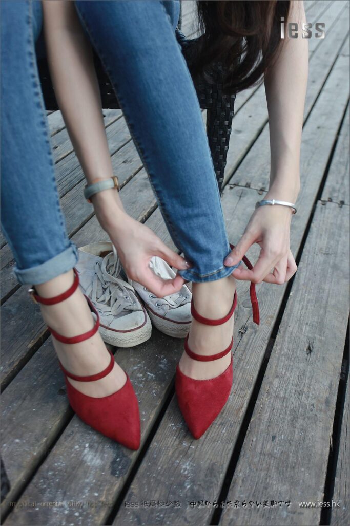 [IESS异思趣向] 2017.04.17 丝足便当102：《仙女牌牛仔裤与高跟肉丝》佳爷 [99P/146MB]插图3