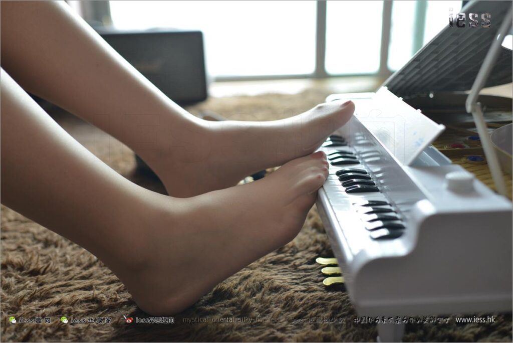 [IESS异思趣向] 2017.08.21 丝足便当138：《脚尖下的钢琴鸣奏曲》人妻芳芳 [99P/598MB]插图1