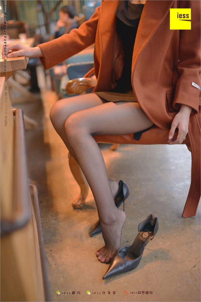 [IESS异思趣向] 2018.03.20 丝足便当209：《小黑妞的嘿丝美腿》小黑妹静静 [99P/135MB]插图3