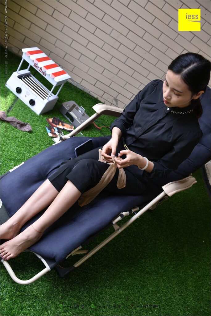 [IESS异思趣向] 2018.04.10 丝足便当214：《中筒丝袜-冷门之美》华华 [98P/184MB]插图3