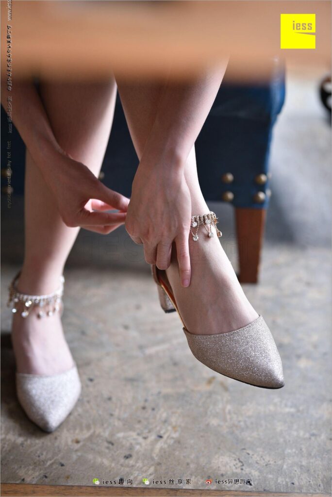 [IESS异思趣向] 2018.04.14 丝足便当217：《长丝和10片天然粉红的花瓣》春春 [98P/201MB]插图3