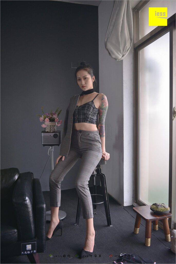 [IESS异思趣向] 2018.06.20 丝足便当241：《短网袜、长裤与职场》潇潇 [99P/208MB]插图1