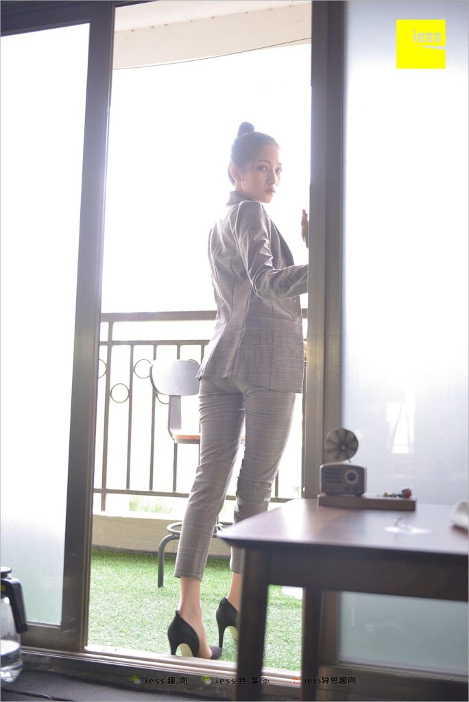 [IESS异思趣向] 2018.06.20 丝足便当241：《短网袜、长裤与职场》潇潇 [99P/208MB]插图3