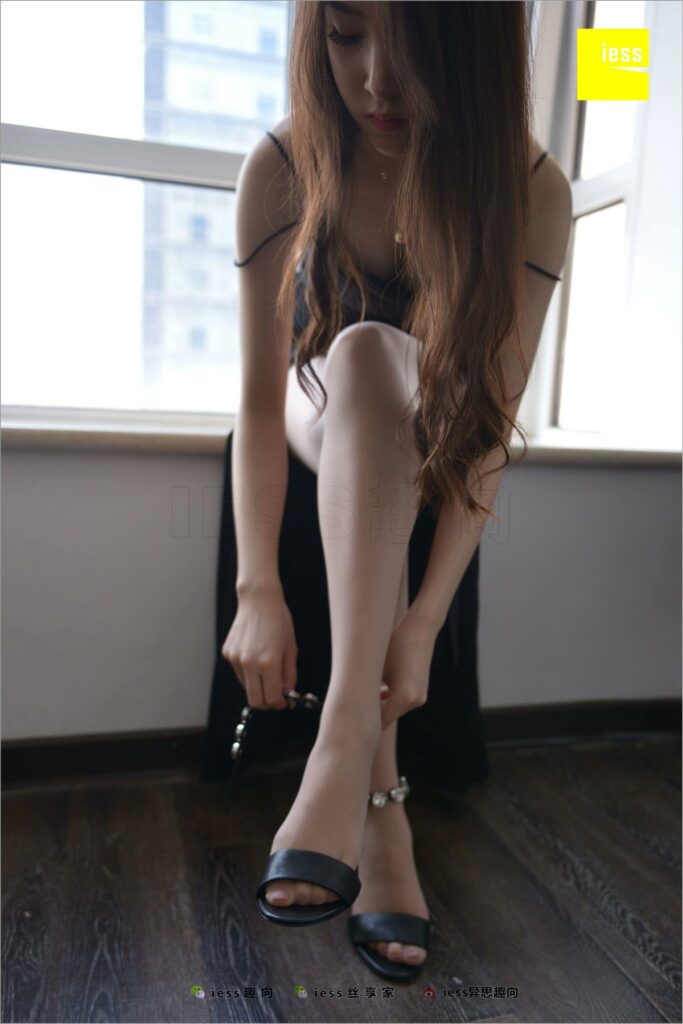 [IESS异思趣向] 2018.07.19 丝足便当253：《高衩长裙下的脱袜又惑》云芝 [99P/83.6MB]插图2