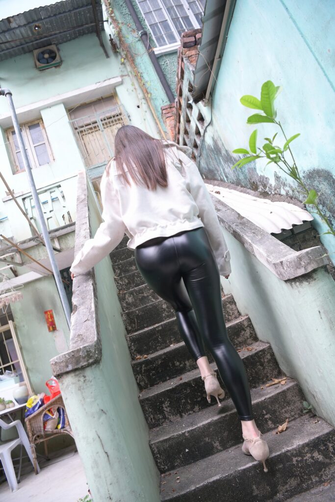 精选街拍 No.418 油亮的黑色皮裤（六） [50P/89M]插图3