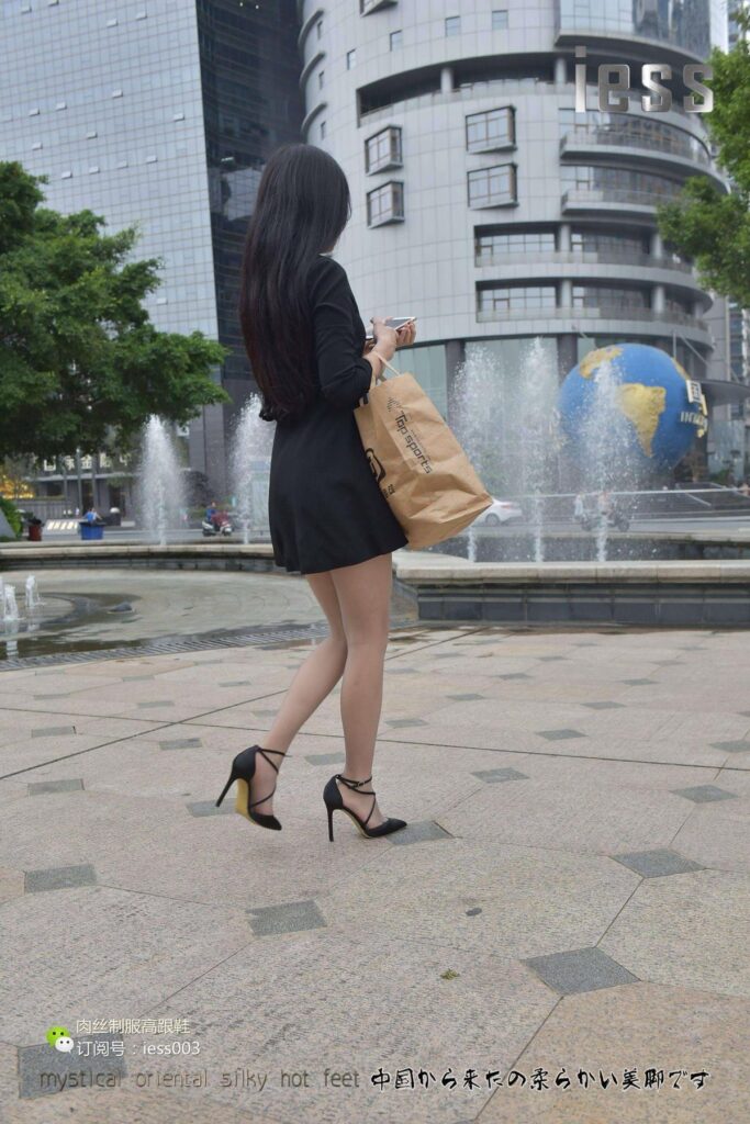 [IESS异思趣向] 2017.05.23 丝享家013：《换上丝袜上班去！》欣欣 [88P/49.5MB]插图1