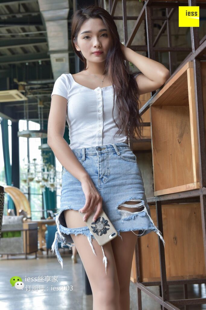 [IESS异思趣向] 2017.09.05 丝享家058：《破洞短裙与肉丝凉拖》小雪 [99P/70MB]插图3