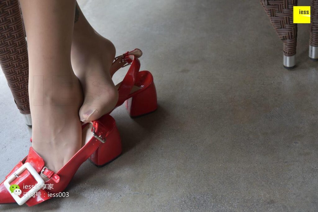 [IESS异思趣向] 2017.10.12 丝享家080：《从桌上到桌底视角》表妹 [99P/88.6MB]插图1