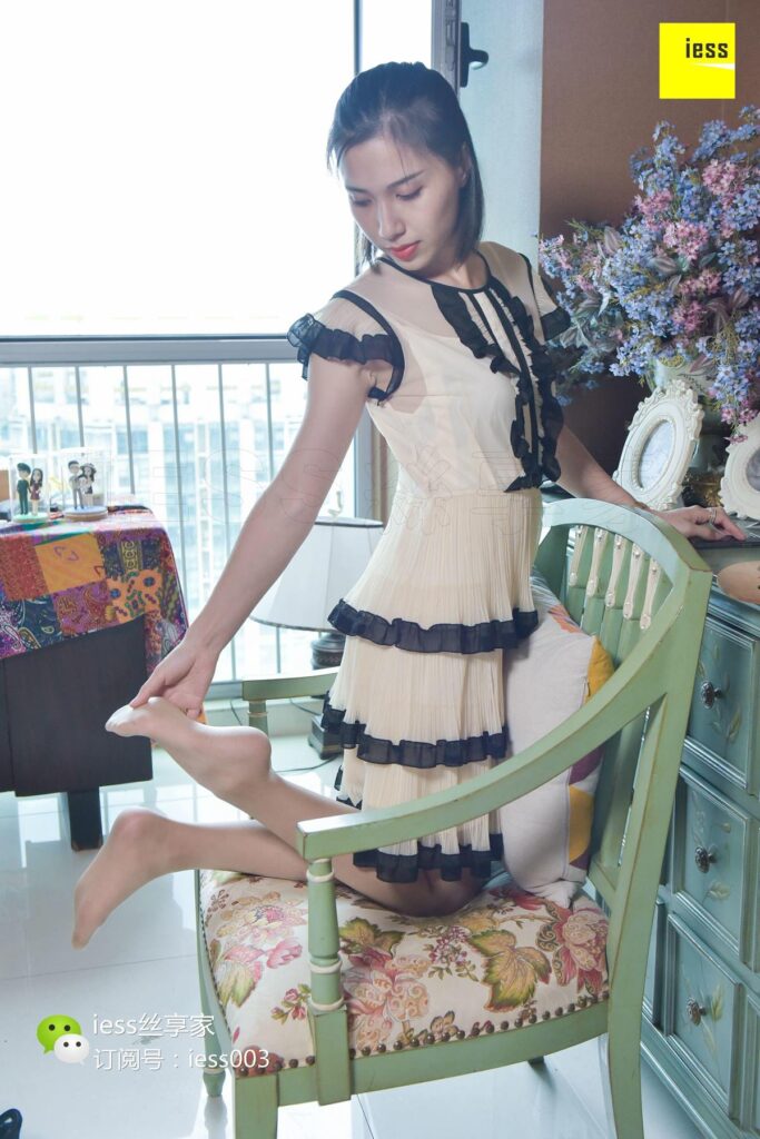 [IESS异思趣向] 2017.10.23 丝享家087：《肉丝波点姓感高跟》君君 [99P/63.6MB]插图3