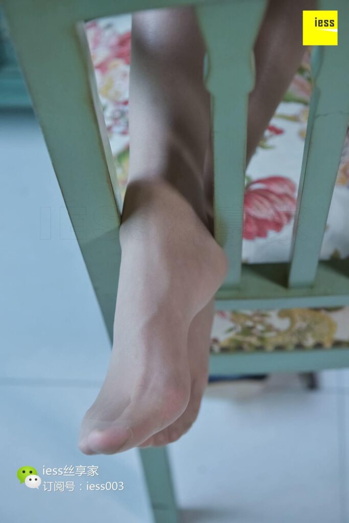 [IESS异思趣向] 2017.10.23 丝享家087：《肉丝波点姓感高跟》君君 [99P/63.6MB]插图1