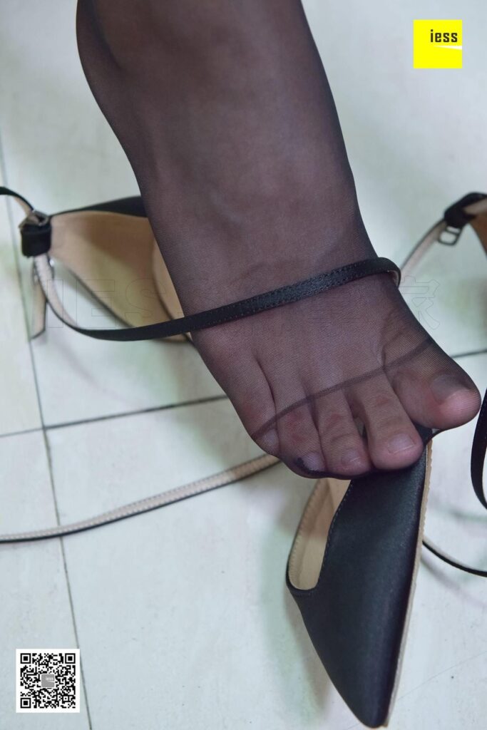 [IESS异思趣向] 2017.11.24 丝享家111：《大长腿咖啡丝平底鞋》七七 [99P/46.2MB]插图2