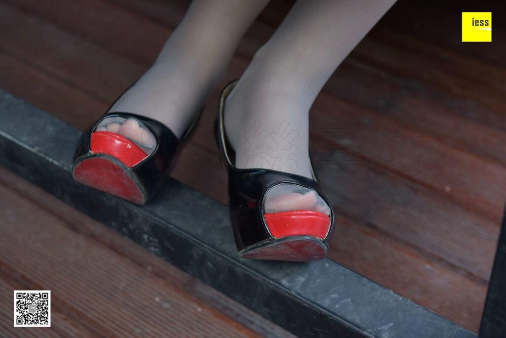 [IESS异思趣向] 2017.11.28 丝享家113：《鱼嘴漆皮高跟》紫紫 [99P/48.5MB]插图1