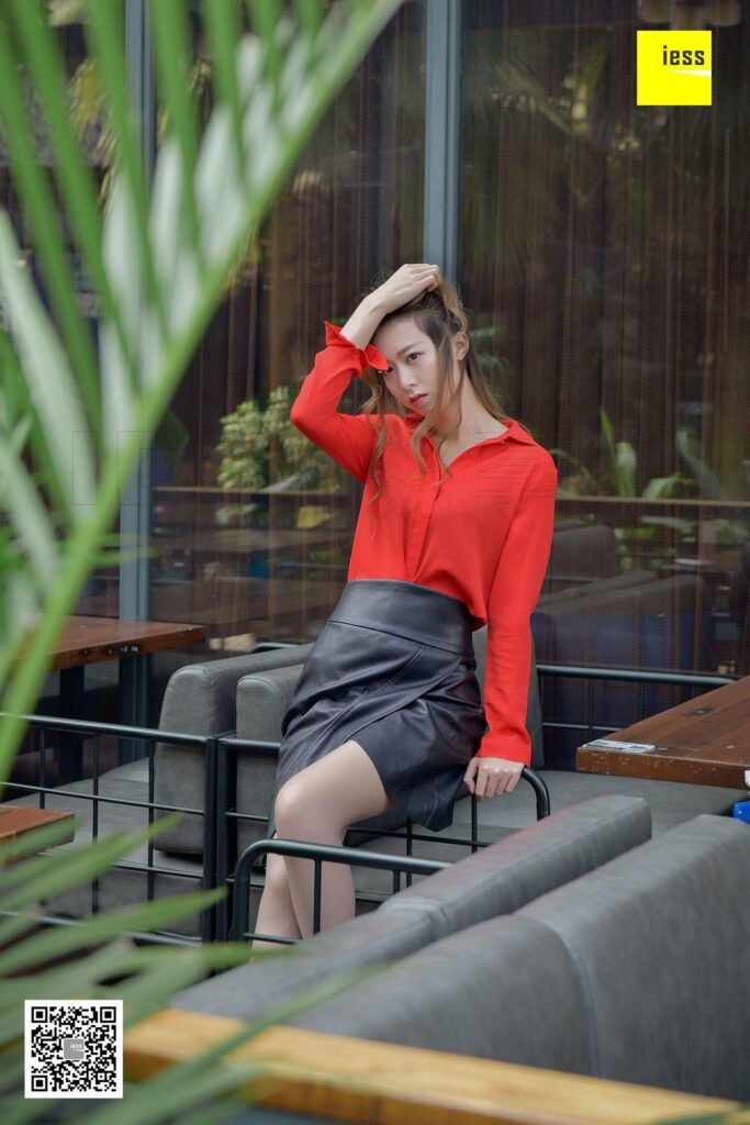 [IESS异思趣向] 2017.11.28 丝享家113：《鱼嘴漆皮高跟》紫紫 [99P/48.5MB]插图2