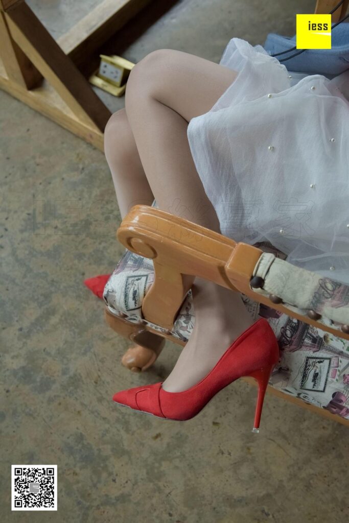 [IESS异思趣向] 2017.12.18 丝享家127：《雷丝裙肉丝红鞋》婉萍 [99P/37.4MB]插图3