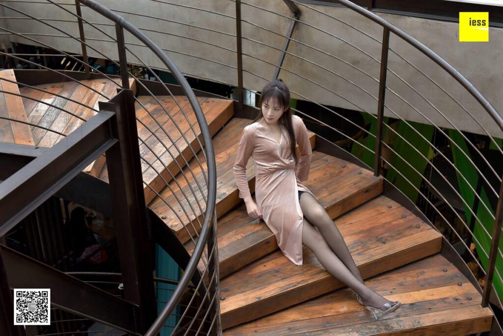 [IESS异思趣向] 2017.12.25 丝享家133：《楼道里的嘿丝美女》紫紫 [99P/53.6MB]插图2