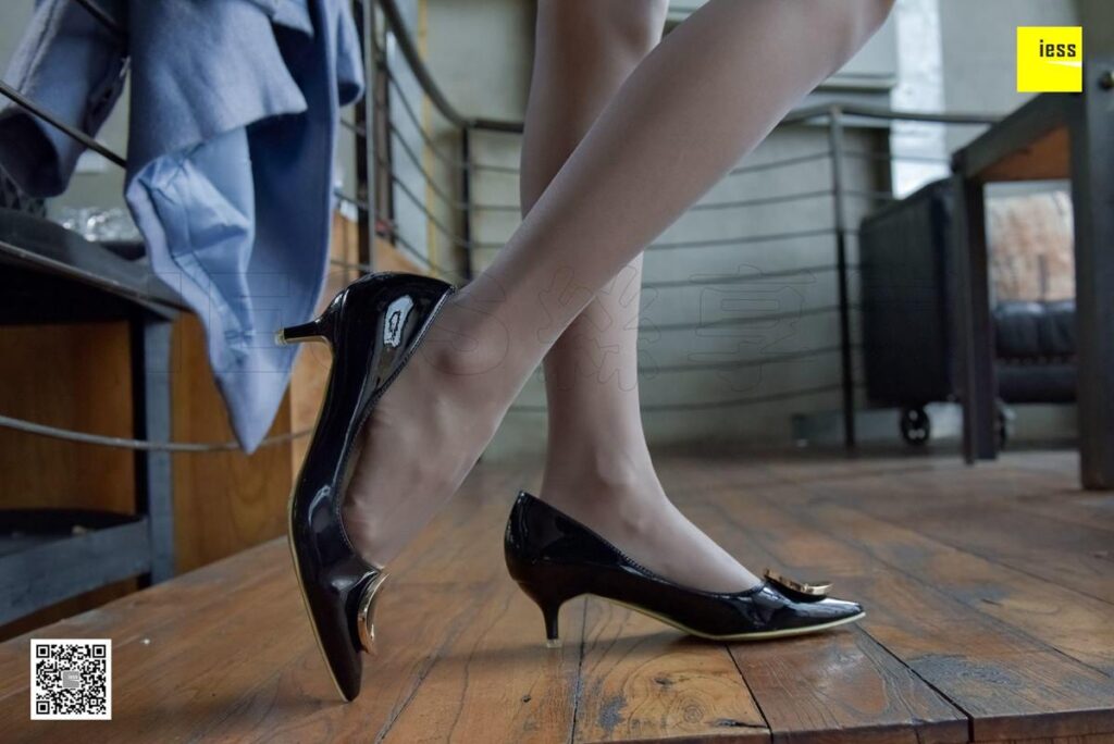 [IESS异思趣向] 2018.01.05 丝享家141：《清纯的灰丝小脚丫》婉萍 [97P/38.6MB]插图1