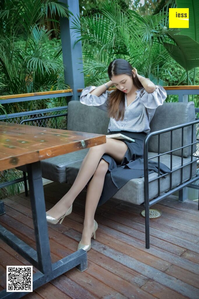 [IESS异思趣向] 2018.01.18 丝享家150：七七《正在看书的棕丝美女》[99P/51.8MB]插图1