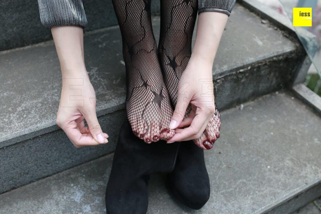 [IESS异思趣向] 2018.01.29 丝享家158：《星星网袜与短靴》紫紫 [99P/76.5MB]插图3