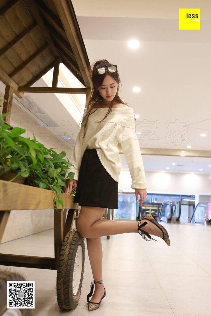 [IESS异思趣向] 2018.03.09 丝享家186：《长腿灰丝小矮跟》紫紫 [99P/38.8MB]插图1