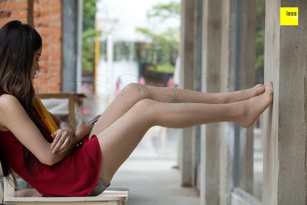 [IESS异思趣向] 2018.05.29 丝享家242：《网紅的水钻白丝》小羽 [98P/66.1MB]插图3