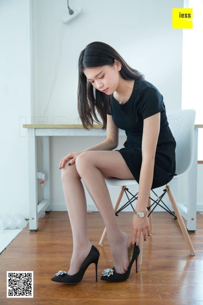 [IESS异思趣向] 2018.08.15 丝享家295：《七七超高跟灰丝》七七 [90P/24.6MB]插图1