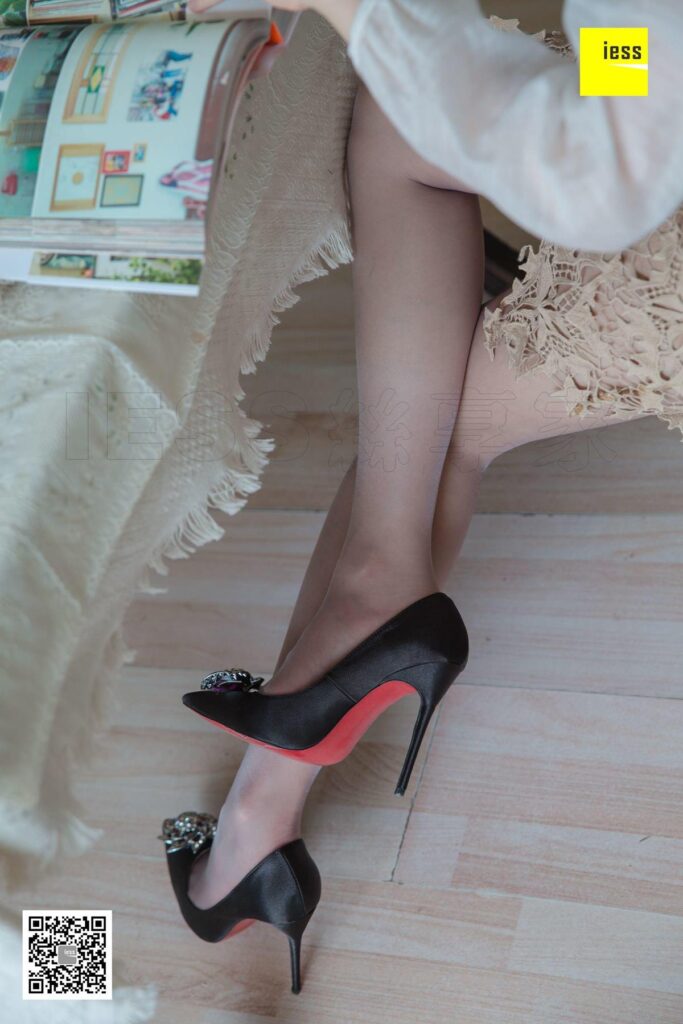 [IESS异思趣向] 2018.08.23 丝享家301：《大熊也喜欢灰丝》文欣 [90P/34.9MB]插图1