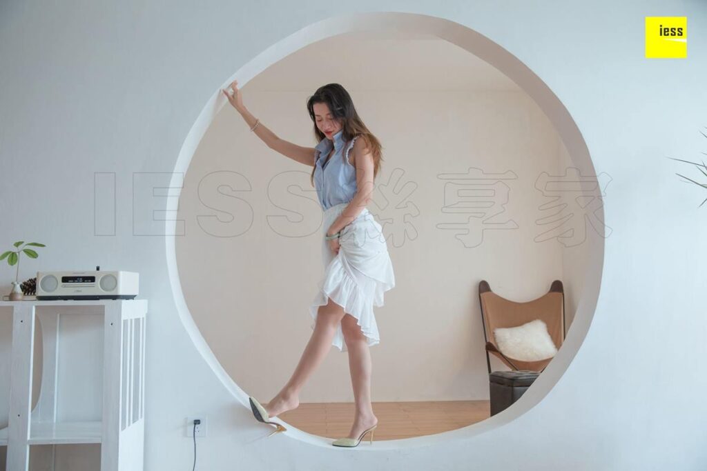 [IESS异思趣向] 2018.09.10 丝享家313：《红色平底鞋之舞》秋秋 [95P/24.2MB]插图1