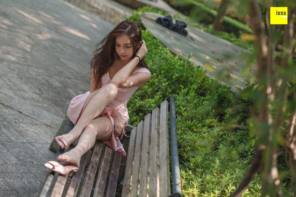 [IESS异思趣向] 2018.09.13 丝享家315：《小羽公园阳光浴》小羽 [83P/61.2MB]插图3