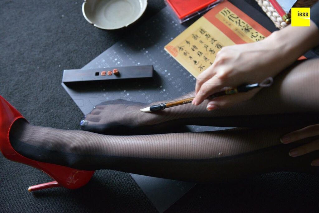 [IESS异思趣向] 2018.09.17 丝享家317：《辣妈黑色时装袜》辣妈（君君）[84P/50.3MB]插图2