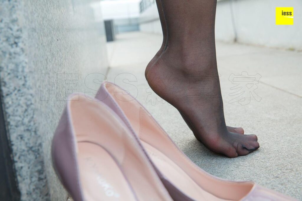 [IESS异思趣向] 2018.09.19 丝享家319：《楼顶上的嘿丝女Ⅱ》暖暖 [79P/40.6MB]插图3