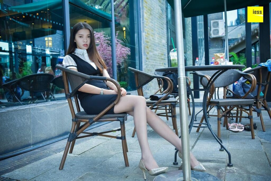 [IESS异思趣向] 2018.09.20 丝享家320：《星巴克偶遇同事》七七 [90P/50MB]插图2