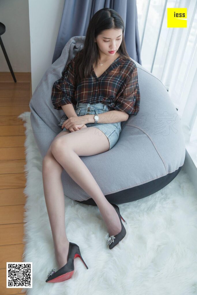 [IESS异思趣向] 2018.10.11 丝享家335：《白毛绒地毯上的灰丝》七七 [93P/36.9MB]插图1