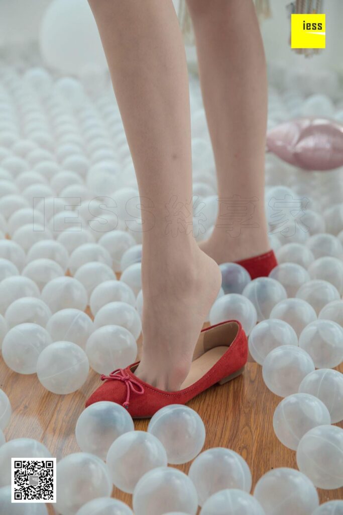 [IESS异思趣向] 2018.10.31 丝享家349：《红色蝴蝶结平底鞋》七七 [95P/29MB]插图1