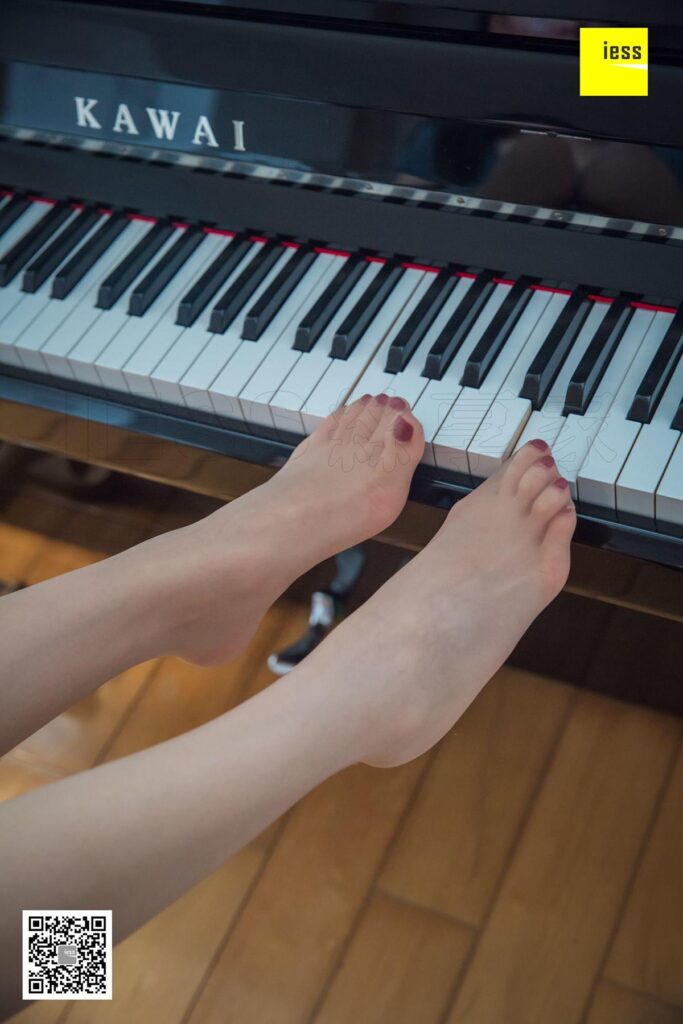 [IESS异思趣向] 2018.11.09 丝享家356：《黑白琴键上的美足》七七 [92P/29.8MB]插图1