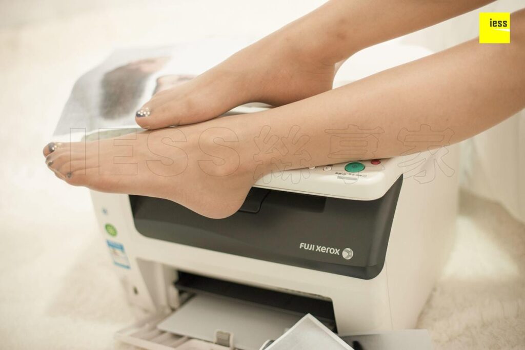 [IESS异思趣向] 2018.11.16 丝享家361：《偷玩复印机的女同事》辣妈（君君）[82P/23.6MB]插图1